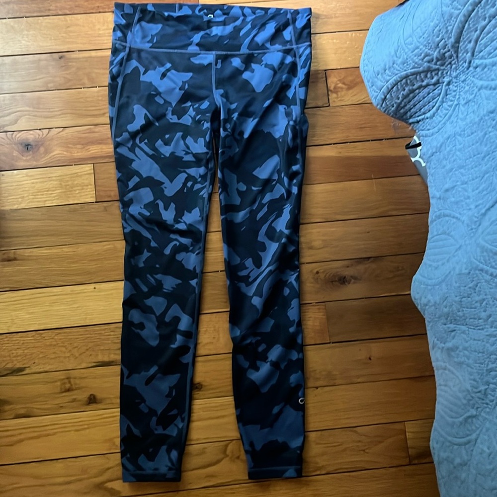 Women’s Gap Fit Large Blue Camo Workout Pants
